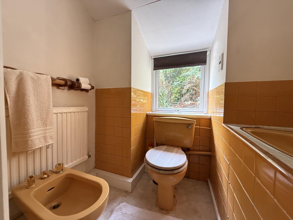 Lot: 126 - THREE-BEDROOM COTTAGE SET IN JUST UNDER AN ACRE - Shower room